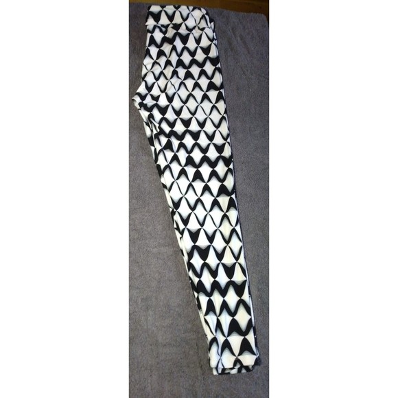 LuLaroe TC Leggings Black and White Wave Pattern - Picture 1 of 4